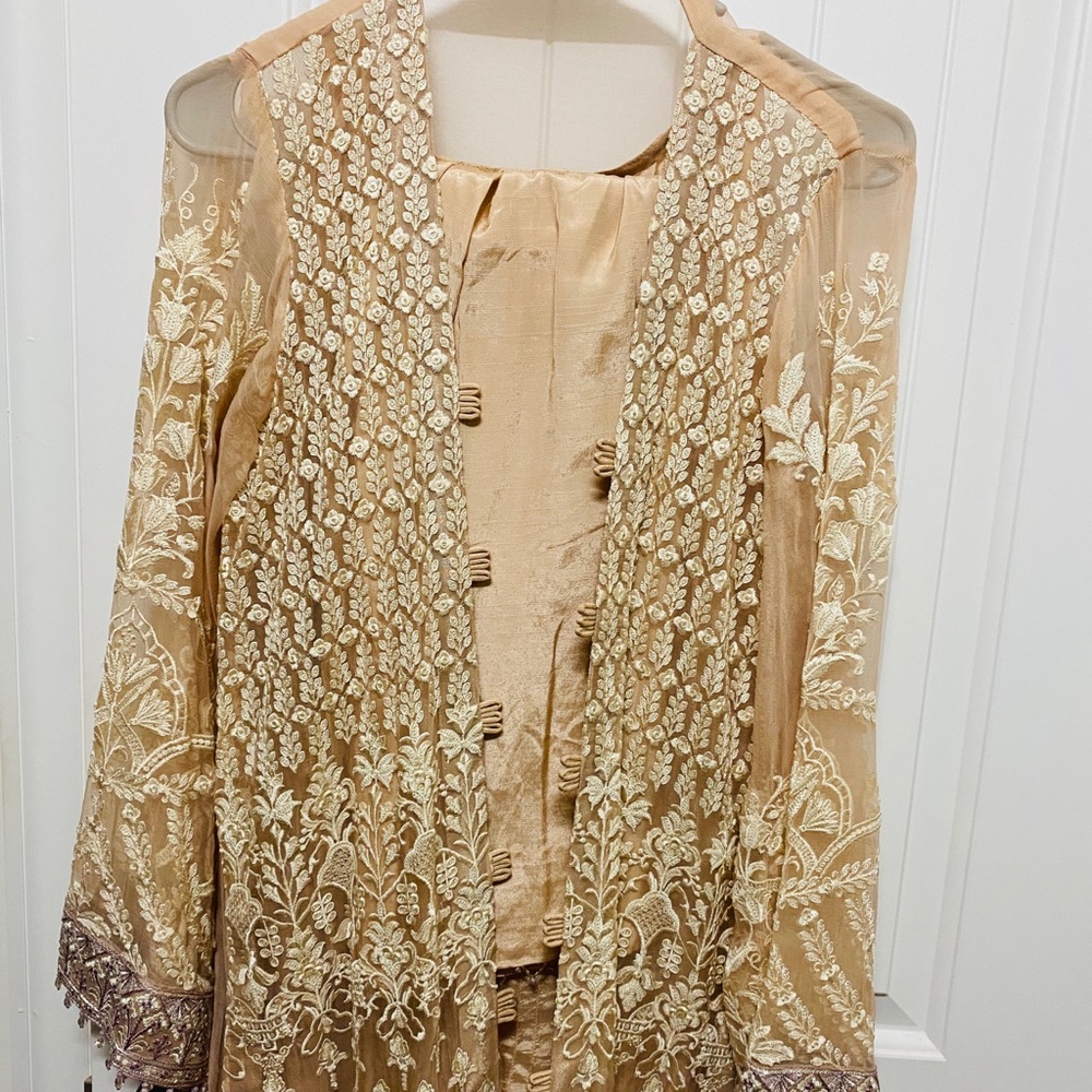 Preowned  shirt with trouser and beautiful dupatta size Medium is available.